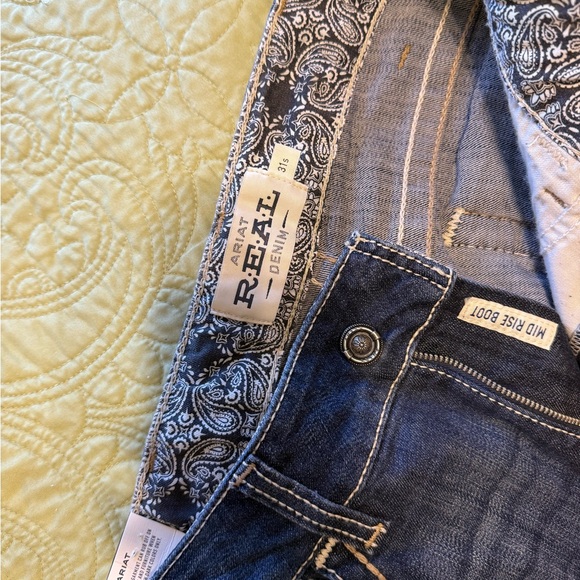 Woman’s Ariat Jeans - Picture 3 of 4